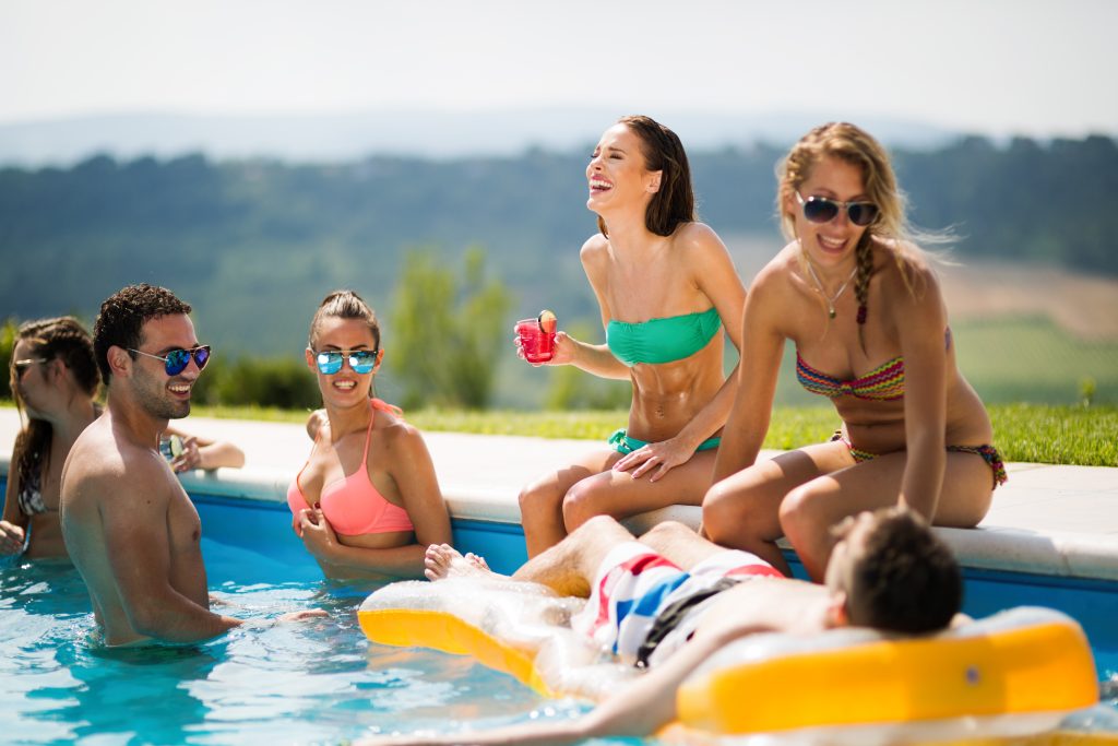 group,of,happy,young,people,enjoying,summer,at,pool